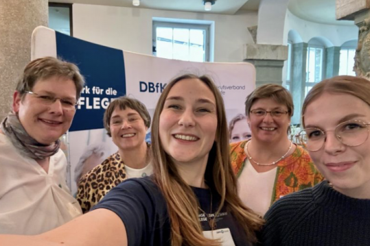 Die Vertreterinnen des DBfK Südost (v. l.) Birgit Green, Christiane Lehmacher-Dubberke, Tanja Gebauer, Evelin Krolopp und Marie Ullbrich.