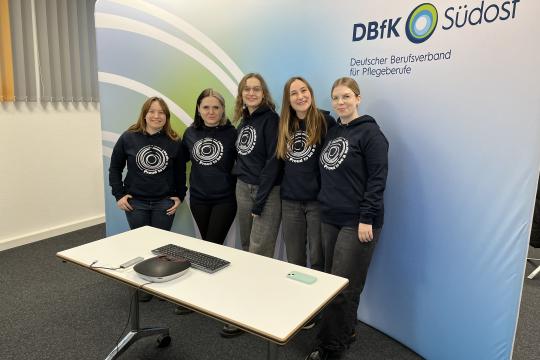 Online-Kongress der  AG Junge Pflege im DBfK Südost mit (v. l.): Sarah Winter, Anna Rosendahl, Sara Moranjkic, Tanja Gebauer und Marie Ullbrich.