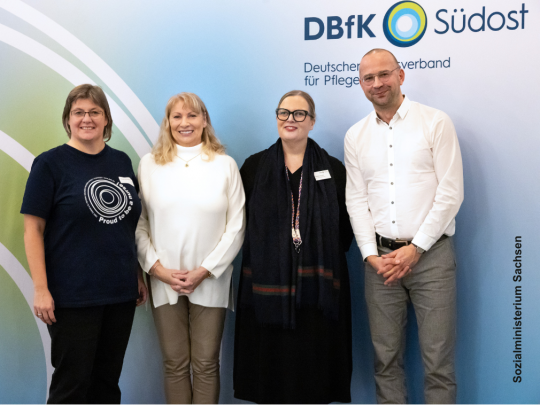 V.l.: Evelin Krolopp (Referentin im DBfK Südost), Petra Köpping (sächsische Gesundheitsministerin), Stefanie Renner (stellvertretende Geschäftsführerin des DBfK Südost), Michael Junge (Vorsitzender des sächsischen Landespflegerates).