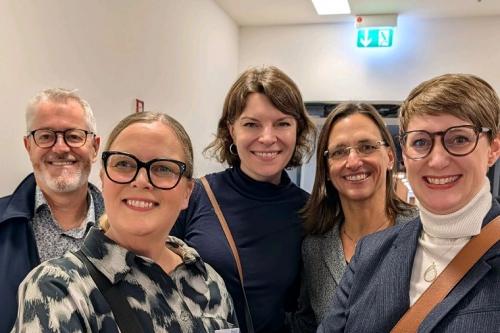 Michael Wittmann (Geschäftsführer Vereinigung der Pflegenden Bayern), Stefanie Renner (stellv. Geschäftsführerin des DBfK Südost), Emmi Zeulner (MdB und Vorstandsvorsitzende Health Care Bayern), Rita Zöllner (Vorsitzende VdPB), Claudia Hauck (Vorsitzende des bayerischen Landespflegerates und Geschäftsführerin Caritas-Gemeinschaft für Pflege- und Sozialberufe Bayern, v.l.)