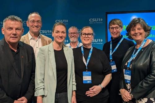 Christian Bredl (Leiter der TK Landesvertretung Bayern), Bernhard Seidenath (Vorsitzender Gesundheits- und pflegepolitischer Arbeitskreis, CSU), Judith Gerlach (bayerische Staatsministerin für Gesundheit, Pflege und Prävention), Michael Wittmann (Geschäftsführer VdPB), Stefanie Renner (stellv. Geschäftsführerin des DBfK Südost), Claudia Hauck (Vorsitzende des bayerischen Landespflegerates und Geschäftsführerin Caritas-Gemeinschaft für Pflege- und Sozialberufe Bayern), Dr. Sabine Berninger (Vorstandsvorsitzende des DBfK Südost, v.l.)