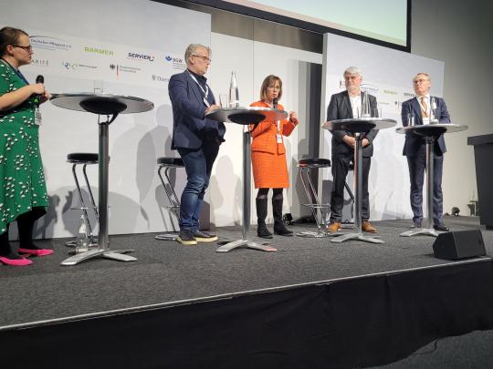 Diskussionsrunde zur Interprofessionalität mit (v.l.) Rebecca Beerheide (Deutsches Ärzteblatt), Markus Beier (Hausärzteverband), Bernadette Klapper (DBfK), Henrik Herrmann (Ärztekammer Schleswig-Holstein) und Christoph Straub (Barmer).