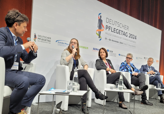 Das rbb-Forum "Zukunft der Pflege" mit (v.l.) Sascha Hingst (rbb, Moderation), Lina Gürtler (Junge Pflege im DBfK), Yvonne Ribi (Schweizer Berufsverband der Pflegefachfrauen und Pflegefachmänner SBK), Christine Vogler (Deutscher Pflegerat) und Mario Czaja (MdB).