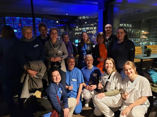 DBfK-Mitglieder und -Mitarbeitende beim Get together vor der Premiere. 