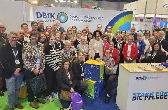 Anlaufpunkt für unsere Mitglieder: Der neu gestaltete DBfK-Stand auf dem Deutschen Pflegetag 2025.