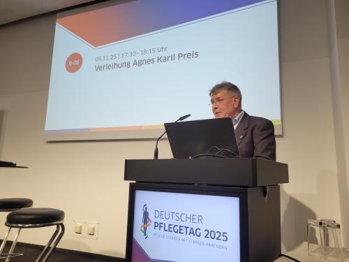 Der stellvertretende Geschäftsführer des DBfK Bundesverbands, Peter Tackenberg, würdigte in seiner Laudatio Gertrud Stöckers Verdienste um Pflegebildung und -politik.