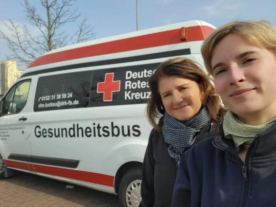 Karen Briesen (l.) war als Praktikantin in Luckau mit Community Health Nurse Tahnee Leyh unterwegs. 