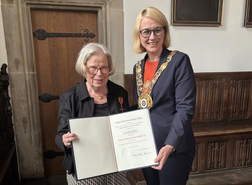 Prof. Dr. Doris Schiemann (l.) bekam das Bundesverdiesntkreuz von Osnabrücks Oberbürgermeisterin Katharina Pötter.