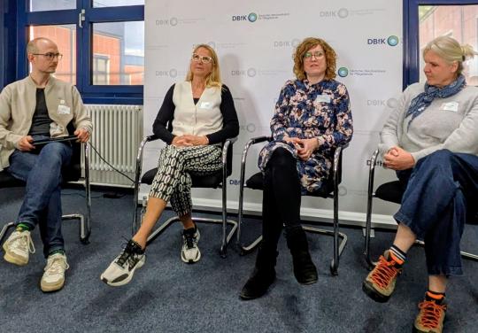 Johannes Wünscher (Vorstandsvorsitzender DBfK Nordost) im Gespräch mit Daniela Piossek, Alexandra Baronsky und Katja Boguth (v.l.) beim Internationalen Tag der Pflegenden 2026 in Berlin.
