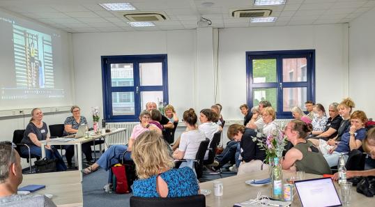 „Es war eine wahrlich anregende Diskussion, in der kritische Fragen – natürlich – willkommen waren. Obwohl ich im Thema stecke, hat mich das große Interesse freudig überrascht“, schrieb Dagmar Möbius nach der Veranstaltung auf LinkedIn.