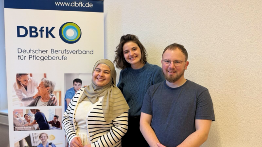 Die neuen AG-Koordinator:innen Elif Köker (li). und Götz Keuthage (re.) sowie ihre Stellvertreterin Jana Feldwieser-Knahl (Mitte)