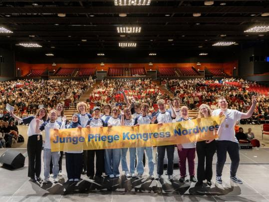 Die AG Junge Pflege Nordwest auf der Bühne des Junge Pflege Kongress 2026 (© Tobias Plugge)