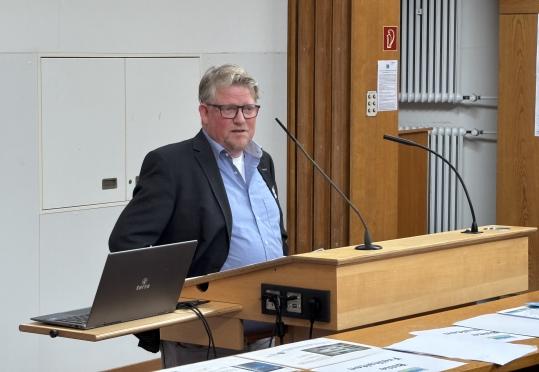 Prof. Dr. Thomas Evers in hat eine Begrüßungsrede im Namen des Sozialministeriums gehalten und sich am Publikumsdialog beteiligt.