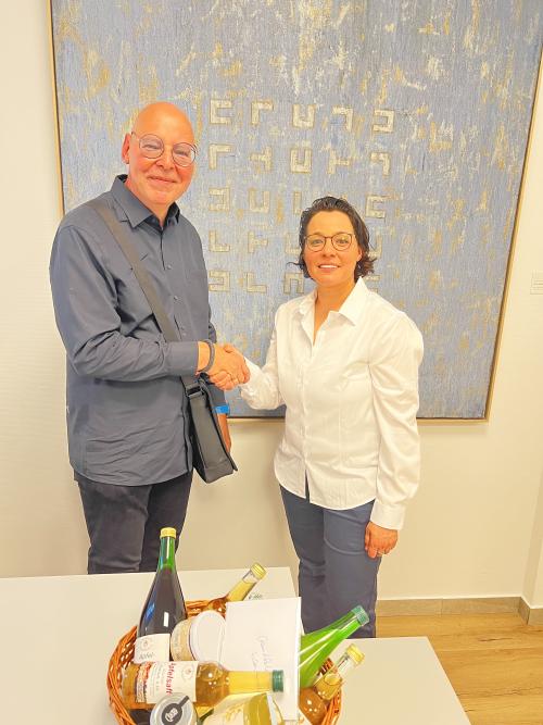 Frank Stricker-Wolf gratuliert Laila El Marssi und überreicht ihr den Geschenkkorb des DBfK Südwest. Foto: privat
